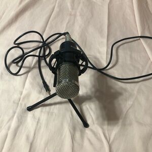 TZUMI MICROPHONE W/ STAND